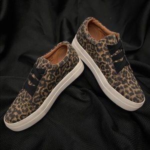 W6.5 cheetah print shoes